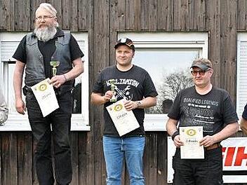 Die Siegerehrung in der Klasse IV, v. r.: Sportleiter Gerold Henning, Udo Pütz (4.), Benedikt Fischer (3., Ebern/Rödental), Torsten Hille (1., Chemnitz), Gerhard Einwag (2., Ebern) Foto: Wolfgang Dietz