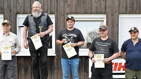Die Siegerehrung in der Klasse IV, v. r.: Sportleiter Gerold Henning, Udo Pütz (4.), Benedikt Fischer (3., Ebern/Rödental), Torsten Hille (1., Chemnitz), Gerhard Einwag (2., Ebern) Foto: Wolfgang Dietz