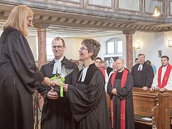Mit Gottes Segen und einem Geschenk würdigte Dekanin Stefanie Ott-Frühwald das Wirken der Geistlichen Birgit und Roland Höhr.  Foto: Gagel
