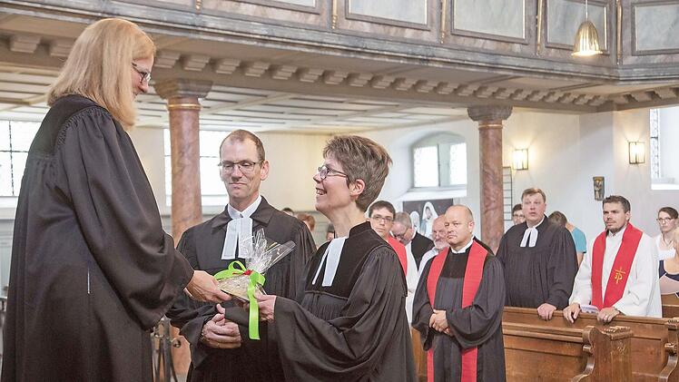 Mit Gottes Segen und einem Geschenk würdigte Dekanin Stefanie Ott-Frühwald das Wirken der Geistlichen Birgit und Roland Höhr.  Foto: Gagel