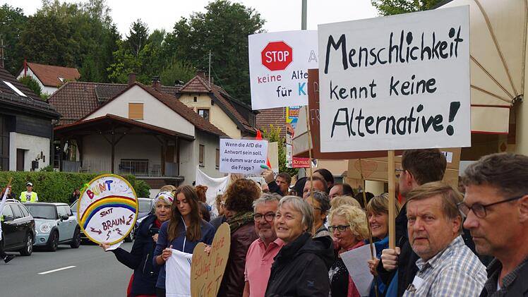 Am Montagabend (27. August) demonstrierten in Weißenbrunn rund 120 Menschen gegen die Gründung eines AfD-Ortsverbandes Kronach Stadt und  Land. Foto: Marco Meißner