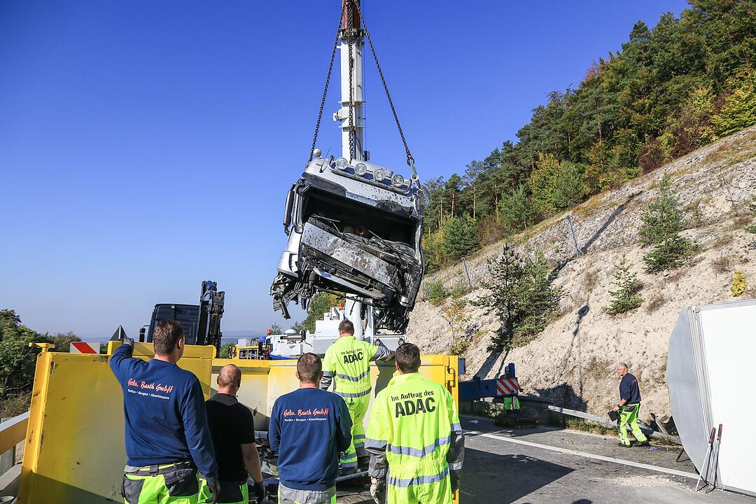 Gegen Felswand gekracht und aus Fahrzeug geschleudert