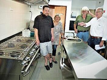 Unser Bild zeigt (von links) Küchenchef Jörg Puchta, Ulrike Puchta mit Lebensgefährten Thomas Limmer und Bürgermeister Günther Hübner in der Küche der gemeindlichen Gastwirtschaft "Zur Tanne".  Foto: Reißaus