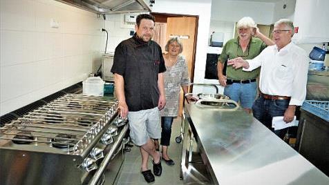 Unser Bild zeigt (von links) Küchenchef Jörg Puchta, Ulrike Puchta mit Lebensgefährten Thomas Limmer und Bürgermeister Günther Hübner in der Küche der gemeindlichen Gastwirtschaft "Zur Tanne".  Foto: Reißaus