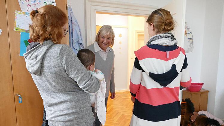 Ursula Weidig schaut im Spielzimmer vorbei, in dem sich Frauen mit ihren Kindern aufhalten.