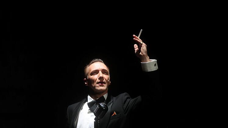 Die Frank-Sinatra-Revue "Fly me to the Moon" feierte Premiere in der Coburger Reithalle.Foto: Henning Roschenbusch