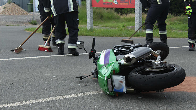 Autofahrer übersieht Biker beim Abbiegen
