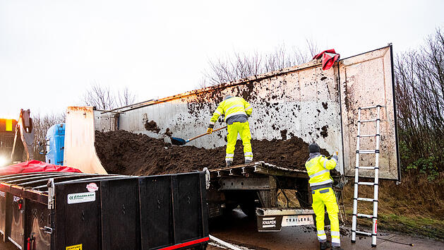 Spektakul&auml;rer Unfall auf A1: Mist-Lkw verursacht 18 Verletzte und totalen Stillstand