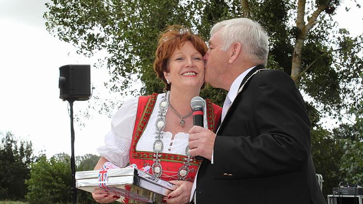 Auch für Bad Brückenau gibt's Geschenke aus Kirkham - und Küsschen.