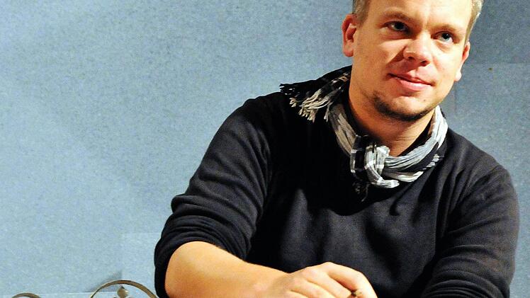 Michael Götz bei der Regiearbeit. Seine Inszenierung des Hauptmann-Dramas "Einsame Menschen" feiert am Pfingstsonntag Premiere am Landestheater. Fotos: Andrea Kremper