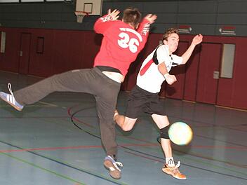Dass der torgefährliche Johannes Geuß (rechts) wegen einer Fingerverletzung gehandicapt ist, hat die Eberner Mannschaft weiter geschwächt.
