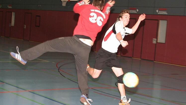 Dass der torgefährliche Johannes Geuß (rechts) wegen einer Fingerverletzung gehandicapt ist, hat die Eberner Mannschaft weiter geschwächt.