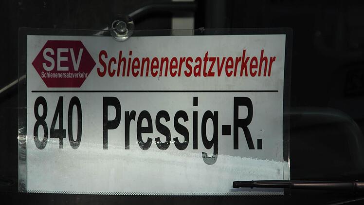 Die Schilder für den Schienenersatzverkehr waren deutlich lesbar.  Foto: Friedwald Schedel