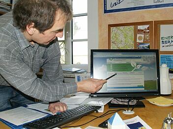 Viele neue Fördermöglichkeiten kann Günter Lieberth im Rahmen der Energieberatung in Oberschleichach aufzeigen. Immer mehr Hilfestellung dabei bietet auch die Internetplattform, auf der Programme und Experten vernetzt werden. Foto: Sabine Weinbeer