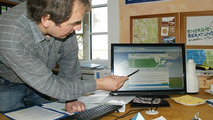 Viele neue Fördermöglichkeiten kann Günter Lieberth im Rahmen der Energieberatung in Oberschleichach aufzeigen. Immer mehr Hilfestellung dabei bietet auch die Internetplattform, auf der Programme und Experten vernetzt werden. Foto: Sabine Weinbeer
