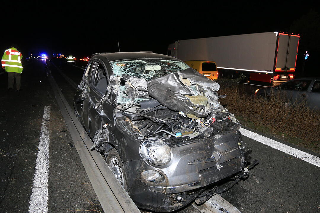 Lkw durchbricht Mittelschutzplanke auf A73