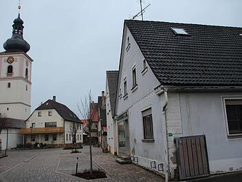 Seit einiger Zeit stand das Haus hier rechts im Bild leer. Noch heuer soll es von Flüchtlingen bewohnt werden.  Foto: Andreas Dorsch