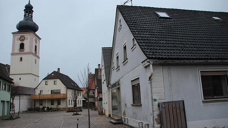 Seit einiger Zeit stand das Haus hier rechts im Bild leer. Noch heuer soll es von Flüchtlingen bewohnt werden.  Foto: Andreas Dorsch