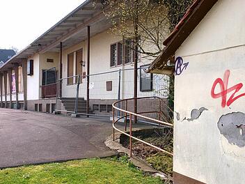 Seit mehr als zehn Jahren vergammeln das frühere VfB-Sportheim und die alte Geschäftsstelle des im Jahr 2000 aufgelösten Coburger Traditionsvereins. Den Abriss des Gebäudes und den Bau eines Parkplatzes kann sich die Stadt nicht leisten. Foto: Christoph Winter