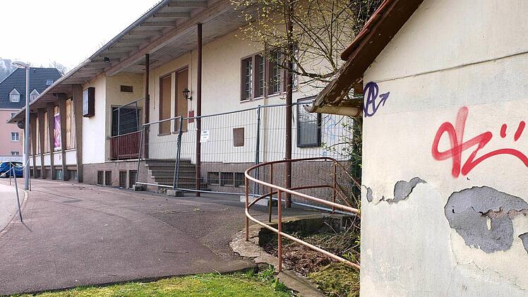Seit mehr als zehn Jahren vergammeln das frühere VfB-Sportheim und die alte Geschäftsstelle des im Jahr 2000 aufgelösten Coburger Traditionsvereins. Den Abriss des Gebäudes und den Bau eines Parkplatzes kann sich die Stadt nicht leisten. Foto: Christoph Winter
