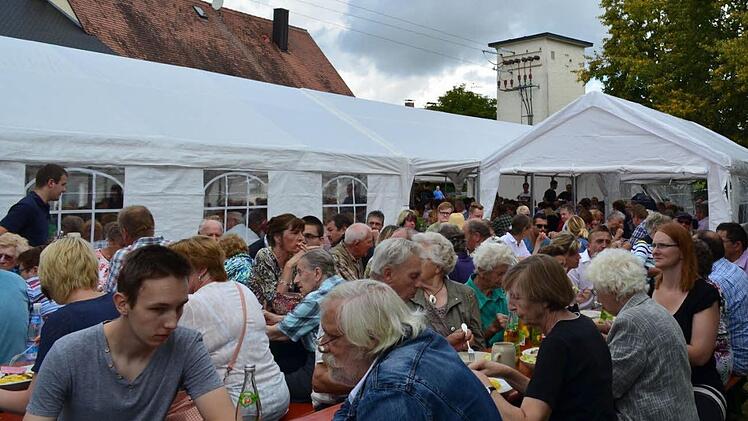 Am Feuerwehrhaus wird das Grillfest ausgerichtet.