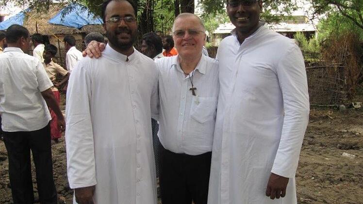 Eine Überraschung gab es bei der Enthüllung der Tafel, die an die Grundsteinlegung und die Geldspenden erinnern soll. Der Schriftzug "Freunde von Alfred Schäfer, Bayern, Germany" ist eingraviert. Damit wird auch das Engagement des 73-Jährigen gewürdigt. Foto: Alfred Schäfer/Archiv