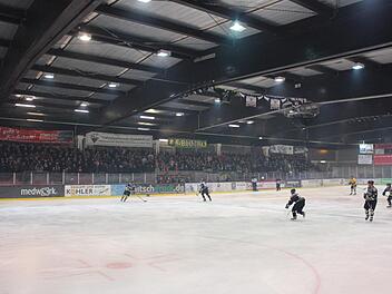Neue Banden, neue Regeln: Im Höchstadter Eisstadion am Kieferndorfer Weg wird sich zur neuen Saison einiges ändern. Auf den Rängen wird es corona-bedingt deutlich luftiger zugehen müssen, maximal 600 Zuschauer darf der HEC einlassen. Foto: Yannick Hupfer/Archiv