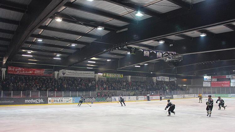 Neue Banden, neue Regeln: Im Höchstadter Eisstadion am Kieferndorfer Weg wird sich zur neuen Saison einiges ändern. Auf den Rängen wird es corona-bedingt deutlich luftiger zugehen müssen, maximal 600 Zuschauer darf der HEC einlassen. Foto: Yannick Hupfer/Archiv