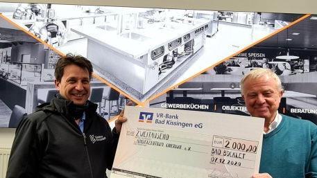 Die Spende von 2000 Euro überreichte Matthias Schlembach, K+S Gastrokonzept, an Ben Baars vom Kinderzentrum Capetown e. V.  Foto: Tonya Schulz