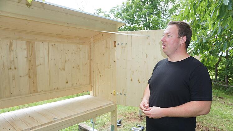 Christian Benkert Christian Benkert ist  Bienenfachwart und Bienensachverständiger. Er  freut sich über den Lehrbienenstand. Fotos: Marion Eckert