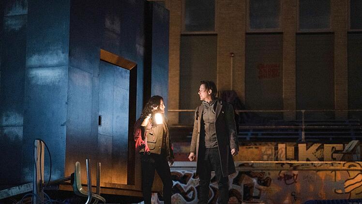 Amanda (Alice Braga) und Ryan (Jimmi Simpson) durchforsten mithilfe der Box ebenfalls das Multiversum.
