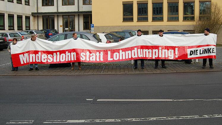 Demonstranten der Partei "Die Linke" begrüßten Horst Seehofer vor dem Coburger Kongresshaus.