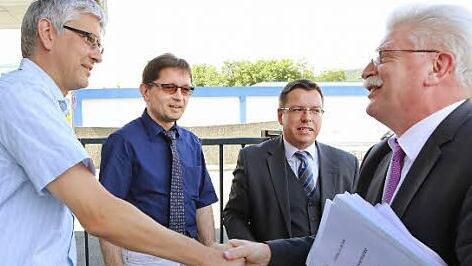 Vor dem Verlagsgebäude in der E.-C.-Baumann-Straße begrüßten Redakteur Jürgen Gärtner (links) und Redaktionsleiter Alexander (Zweiter von links) Wirtschaftsminister Martin Zeil (rechts). Mit im Bild FDP-Kreisvorsitzender Thomas Nagel.