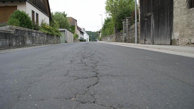 Die Karbacher Straße in Untersteinbach braucht dringend eine Sanierung. Foto: sw