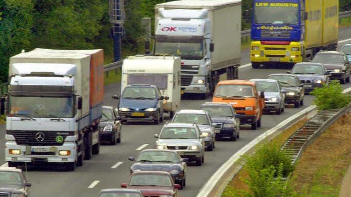 Ein Auffahrunfall auf der A3 bei Kist führte zur Verhaftung zweier mutmaßlicher Einbrecher. Einer der Täter schlief am Steuer ein und rammte gegen einen Wagen. Symbolfoto: Karl-Josef Hildenbrand / dpa