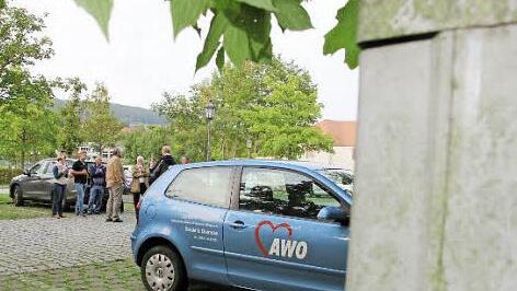 Am Standort dieses Stromkastens (rechts) auf diesen Parkplätzen kommt die neue Ladestation für Elektromobile.