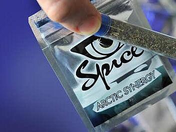 Tütchen mit Kräutermischungen kann man legal kaufen. Das soll sich ändern, meint der Gesetzgeber