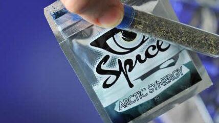 Tütchen mit Kräutermischungen kann man legal kaufen. Das soll sich ändern, meint der Gesetzgeber