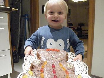 Der Anaphylaxiekranke Simon Kirchner (3) mit einem Geburtstags-Bärenkuchen. Foto: Marion Eckert