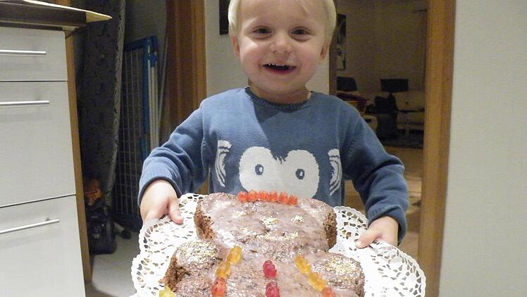 Der Anaphylaxiekranke Simon Kirchner (3) mit einem Geburtstags-Bärenkuchen. Foto: Marion Eckert
