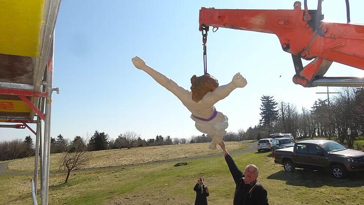 Die Christusfigur wurde mit dem Kran nach oben gezogen. Foto: Marion Eckert