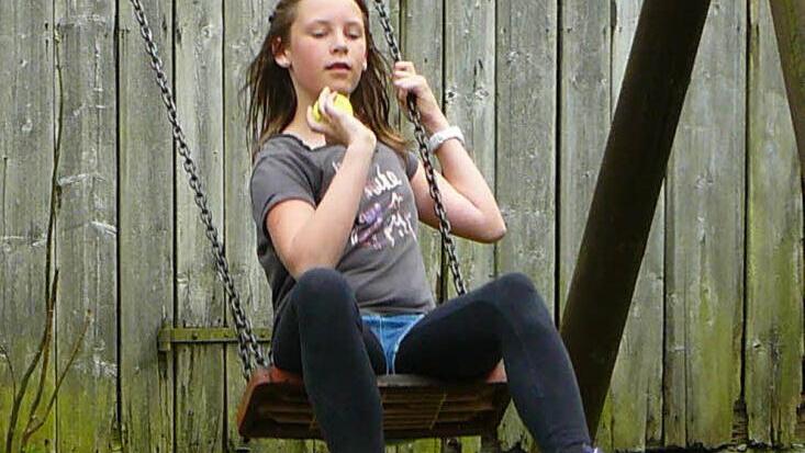 Tennisballwerfen aus der Schaukel