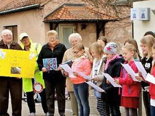 Mit Liedern und Geschenken wurden die langjährigen Schulweghelfer verabschiedet (von links): Schulverbandsvorsitzender Karl Heinz Kandler, Bürgermeisterin Gertrud Bühl, Tina Kandler, Alfons Baum, Sonja Funk, Irmgard Walter und Lioba Baum sowie die Schüler mit Rektorin Antje Schorn. Foto: Günther Geiling