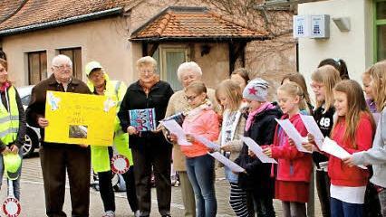 Mit Liedern und Geschenken wurden die langjährigen Schulweghelfer verabschiedet (von links): Schulverbandsvorsitzender Karl Heinz Kandler, Bürgermeisterin Gertrud Bühl, Tina Kandler, Alfons Baum, Sonja Funk, Irmgard Walter und Lioba Baum sowie die Schüler mit Rektorin Antje Schorn. Foto: Günther Geiling