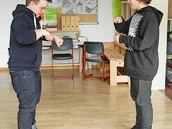 Konzentriert Spaß haben hieß es beim Theaterworkshop der Praxisklasse Hohenroth. Auf dem Foto zu sehen sind (von links) Marius Schreiner und Christopher Blank.  Foto: privat