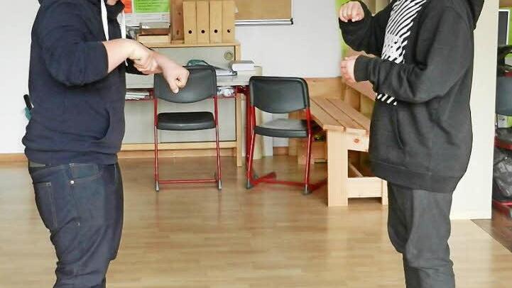 Konzentriert Spaß haben hieß es beim Theaterworkshop der Praxisklasse Hohenroth. Auf dem Foto zu sehen sind (von links) Marius Schreiner und Christopher Blank.  Foto: privat