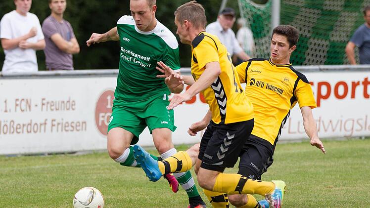 Von der Bezirksliga Ost (SV Friesen) in den "Westen" ist Nico Fröba (grünes Trikot) in der Winterpause gewechselt. Mit möglichst vielen Treffern will der Angreifer mithelfen, dass der ASV Kleintettau den Klassenerhalt in der Bezirksliga West schafft.  Foto: Heinrich Weiß