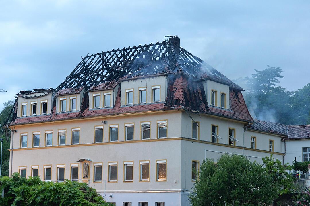 Großeinsatz in der Bamberger Altstadt: Dachstuhl am Jakobsplatz brennt