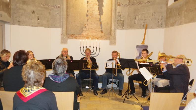 Die Gedenkveranstaltung wurde vom Posaunenchor der Christuskirche - unter Leitung von Dekanatskantor Marius Popp (rechts) - stimmungsvoll umrahmt. Die Gedenkveranstaltung wurde vom Posaunenchor der Christuskirche - unter Leitung von Dekanatskantor Marius Popp (rechts) - stimmungsvoll umrahmt.
