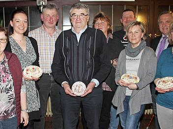 Der Obst- und Gartenbauverein Sanspareil k&uuml;rte die sch&ouml;nsten G&auml;rten: Georg St&uuml;binger (Mitte) erhielt eine Landkreiskachel. Eleonore Langenfelder (links) ehrte mit Zweitem B&uuml;rgermeister Wolfgang Schleicher (Dritter von links) au&szlig;erdem Karin Hacker aus Sanspareil, Karin Gr&auml;bner aus Gelbsreuth, Hermann Schwarz aus Fernreuth, Rita Weggel aus Sanspareil und Monika W&ouml;lfel aus Kleinh&uuml;l. Kreisvorsitzender G&uuml;nter Reif (Zweiter von rechts) gratulierte und hielt einen Vortrag. Foto: Sonny Adam